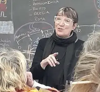 Terapeuta con lentes dando lección teórica